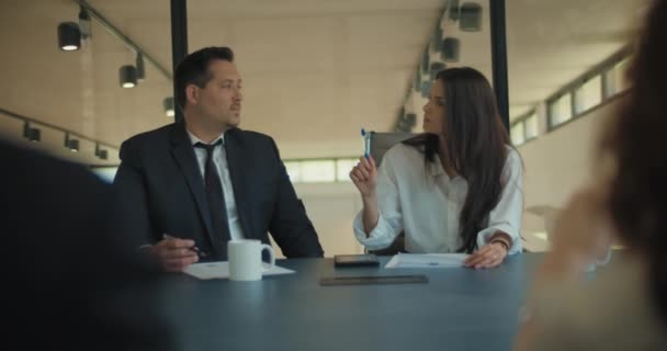 Střední Záběr Dvou Podnikatelů Diskutovat Nápadech Projektu Svými Kolegy Kanceláři — Stock video