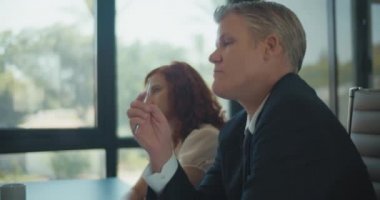 Şirketin toplantı odasında konsültasyon yapan iki kişiye yakın çekim. Yavaş çekim