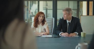 İki iş adamı iş ortaklarıyla yeni bir proje stratejisi hakkında konuşuyor. Orta çekim, yavaş çekim..