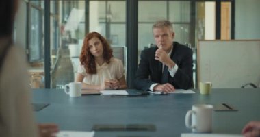 Toplantı sırasında iki iş adamının orta boy fotoğrafı. Yavaş çekim.