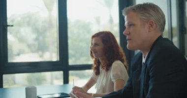 İki kişi iş ortaklarıyla yeni bir proje stratejisi hakkında konuşuyor. Yaklaşın, ağır çekim..