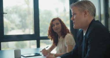 İki kişinin iş ortaklarıyla yeni bir proje stratejisi hakkında konuştuğu yakın plan. Yavaş çekim.