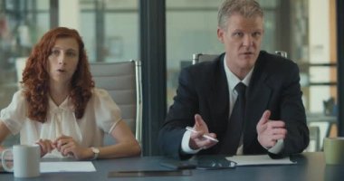 Yaratıcı iş adamları proje fikirlerini ekibin geri kalanıyla toplantıdayken paylaşıyorlar. Orta çekim, yavaş çekim..