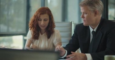 İki insanın iş arkadaşlarıyla iş görüşmesi çekimleri. Yavaş çekim.