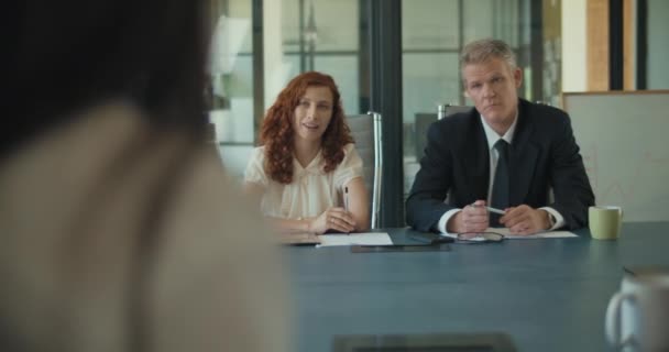 Två Affärsmän Diskuterar Projektidéer Med Sina Kunder Kontorslokalen Medium Skott — Stockvideo