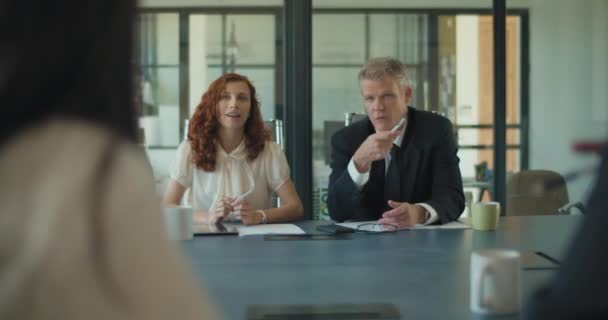 スーツ姿の女性と男性が会議室で同僚とプロジェクトについて話し合う スローモーション — ストック動画