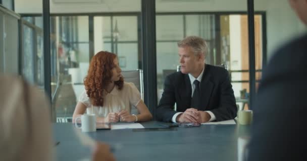 Mittlere Aufnahme Von Zwei Geschäftsleuten Die Während Eines Meetings Mit — Stockvideo