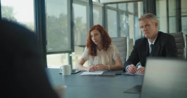 Bir Grup Ortağı Ofiste Bir Proje Stratejisini Tartışıyorlar Orta Çekim — Stok video