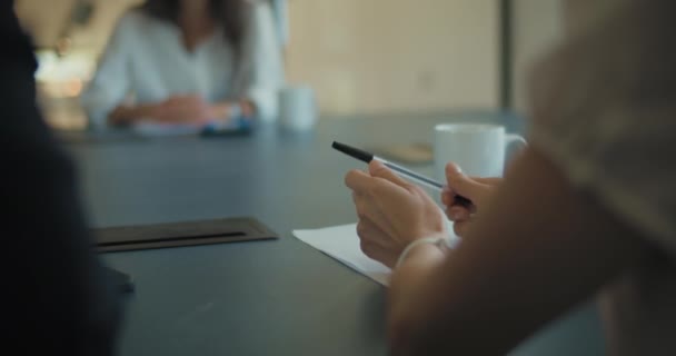Hände Einer Geschäftsfrau Mit Einem Stift Während Einer Besprechung Büro — Stockvideo