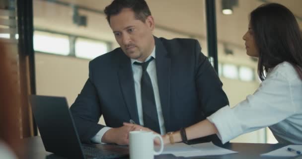 オフィスでのビジネスミーティング中にコンピュータを使用している2人のビジネス同僚 スローモーション — ストック動画