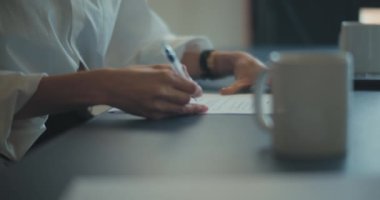 İş görüşmesi sırasında kontrat imzalayan bir iş kadınının yakın çekimi. Yavaş çekim