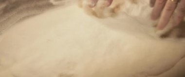 Fırın şefinin hamur yoğurup geleneksel İtalyan tarifiyle pizza yapmasını. Yavaş çekim.