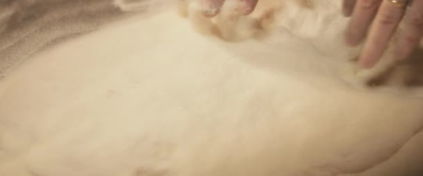 Fırın şefinin hamur yoğurup geleneksel İtalyan tarifiyle pizza yapmasını. Yavaş çekim. — Stok video