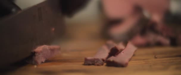 Chef trancher moyen pieu de viande rare avec un couteau. Gros plan, au ralenti. — Video