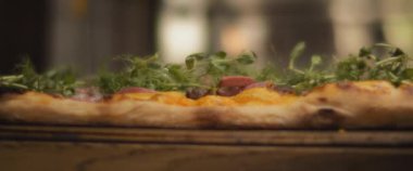 Portakal soslu geleneksel al taglio pizzası, biftek ve yeşil soslu..