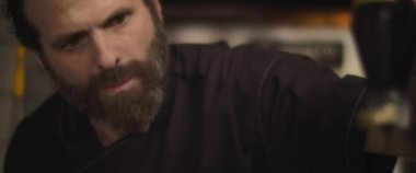 İtalyan şefin pizza üzerine balzamik sosu serptiği yakın plan. Yavaş çekim.