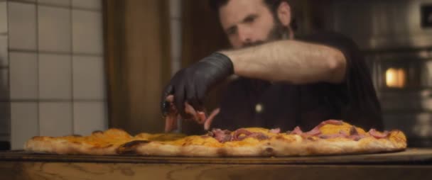 Chef italiano esparciendo carne asada rematando en al taglio pizza tradicional. Movimiento lento — Vídeo de stock