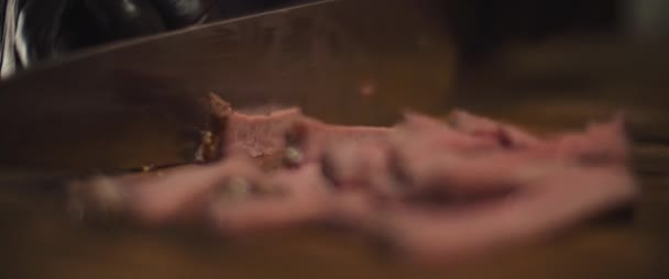 シェフはナイフで中めの珍しい肉杭をスライス。ゆっくりとした動きを. — ストック動画