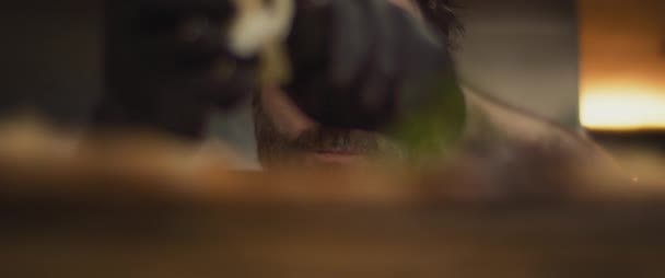 Primo piano dello chef italiano in guanti neri affettare parmigiano, slow motion, low angle. — Video Stock
