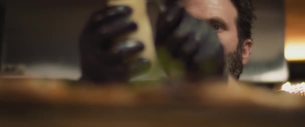 意大利厨师，身穿黑色手套，切碎意大利奶酪，动作缓慢，角度低. — 图库视频影像
