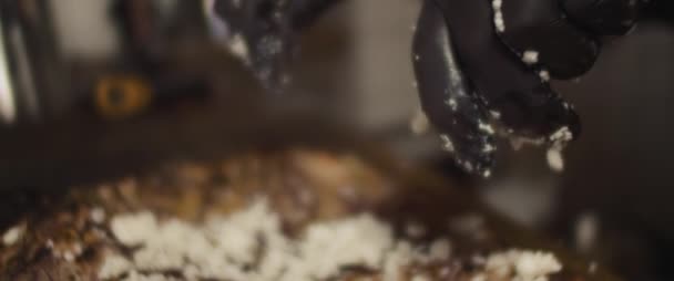厨师在烤好的比萨饼上涂上意大利乳酪. — 图库视频影像