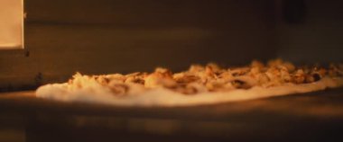 Mantarı ve karnabahar al taglio pizzasını fırına koy. Yavaş çekim.