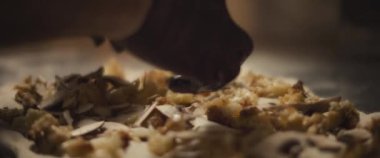 Şef karnabahar ekmeğine mantar yayıyor. Pizza hamuru, yavaş çekim, yakın çekim..