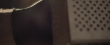 Parmesan peynirinin rendelenmesine aşırı yakın çekim. Yavaş çekim.