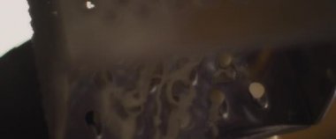 Parmesan peynirinin rendelenmesine aşırı yakın çekim. Yavaş çekim.