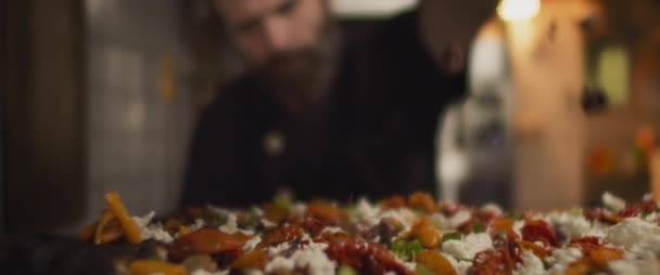 Italiensk kok drysser toppings over traditionel al taglio pizza, slow motion, overfladisk dybde af feltet – Stock-video