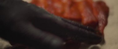 Şef taze pizza al taglio hamuruna geleneksel domates sosu sürüyor. Yaklaşın, ağır çekim..