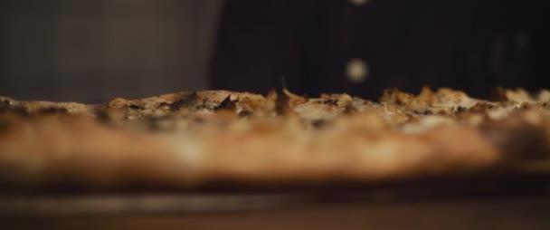 イタリア料理のシェフは、オーブンからホット、カウンターの上にアルタグリオピザを用意しました。スローモーション、ローアングル — ストック動画