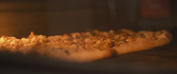 Time Lapse av en traditionell al taglio pizza som bakas i ugnen. — Stockvideo