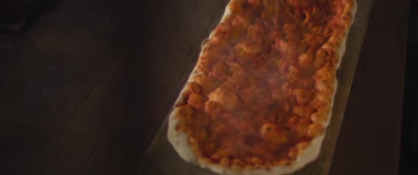 Pronto caldo dalla base del forno per la tradizionale pizza italiana al taglio. Colpo dall'alto, rallentatore. — Video Stock