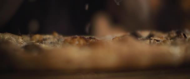 Chef τρίψιμο παρμεζάνα τυρί πάνω από ειδική al taglio πίτσα με κουνουπίδι και μανιτάρια συμπλήρωση. — Αρχείο Βίντεο