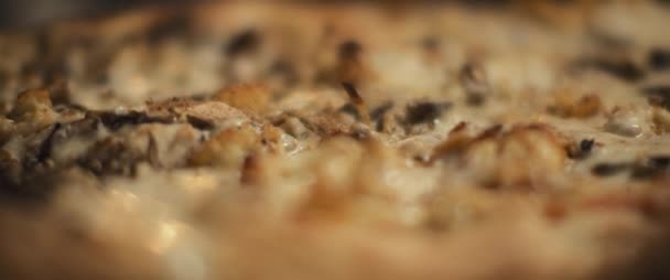 Gros plan sur la pizza traditionnelle al taglio avec garnitures de chou-fleur et de champignons. — Video