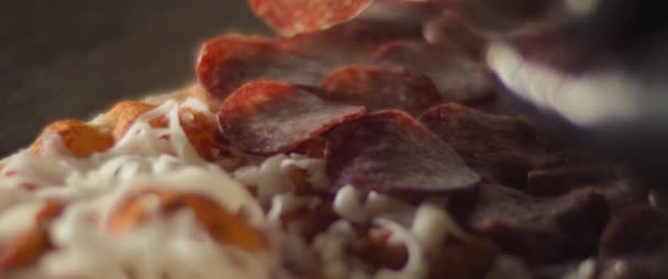 一名厨师在传统的al taglio披萨上涂上意大利面和奶酪的特写镜头. — 图库视频影像