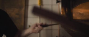 İtalyan şef sıcak bir fırını içinde pizza pişirerek kapatıyor. Yavaş çekim.