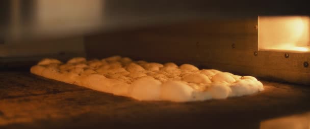 Sizzling ζύμη πίτσα αυξάνεται αργά στο ζεστό φούρνο. Λήξη χρόνου — Αρχείο Βίντεο