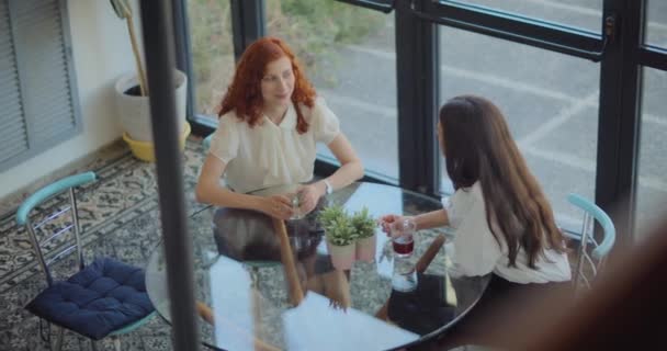 Zwei Geschäftskollegen Unterhalten Sich Während Einer Kaffeepause Bei Der Arbeit — Stockvideo