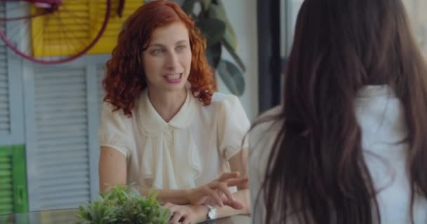 Dos Colegas Hablando Entre Una Cafetería Moderna Colorida Mientras Almorzan — Vídeos de Stock