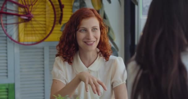 Dvě Ženy Které Dávají Pauzu Kafe Práce Povídají Smějí Baví — Stock video