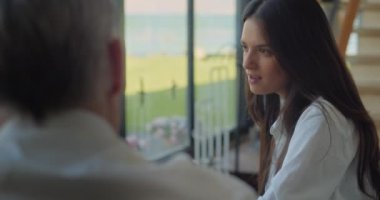 İş arkadaşları kahve molası veriyor, birbirleriyle konuşuyorlar. Yavaş çekim, orta çekim..