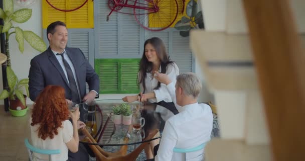 Equipo Negocios Cuatro Personas Creativas Tomando Descanso Para Tomar Café — Vídeo de stock