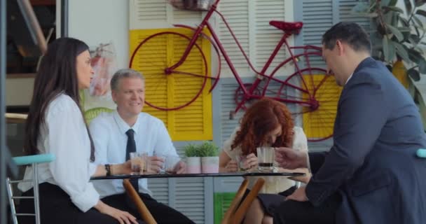 Equipo Negocios Cuatro Personas Que Reúnen Cafetería Durante Descanso Medio — Vídeo de stock