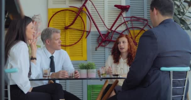 Equipo Creativo Negocios Cuatro Personas Tomando Descanso Para Tomar Café — Vídeo de stock