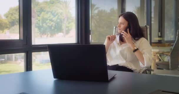 Деловая Женщина Белой Блузке Разговаривает Телефону Время Работы Офисе Отслеживание — стоковое видео