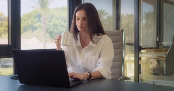 Деловая Женщина Белой Блузке Выпивает Работая Над Ноутбуком Офисе Большими — стоковое видео