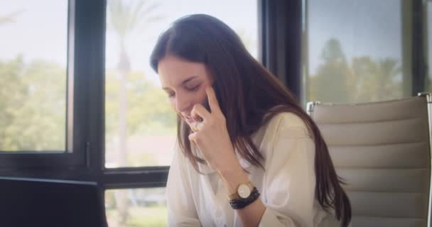 Biznesmenka Białej Bluzce Rozmawiająca Przez Telefon Śmiejąca Się Uśmiechnięta Pracująca — Wideo stockowe