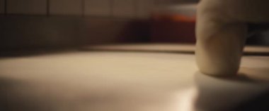 Geleneksel İtalyan pizza hamuru ahşap yüzeye yerleştiriliyor..